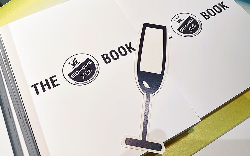 Das Buch mit den Projekten der besten Informationdesigner:innen 2026.
