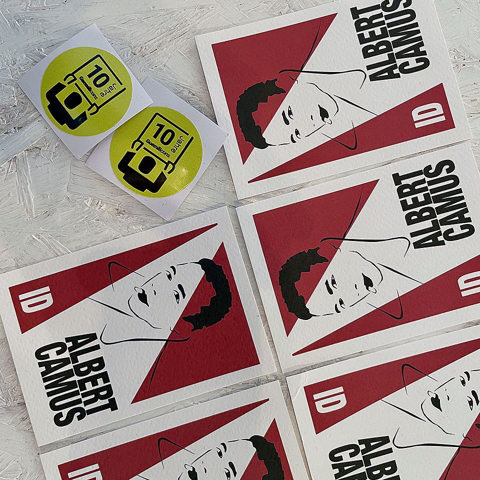 Wo immer Designer:innen sind, tauchen auch Flyer und Sticker auf.