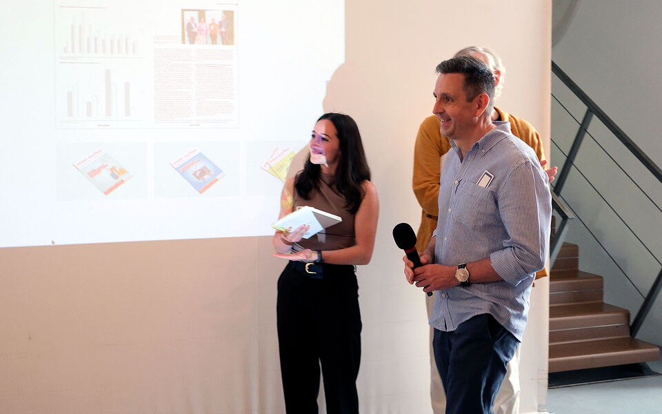 Das Projekt "Goodby Sport Austria Magazin!" auf der Bühne des IIIDaward. (© IIIDaward)